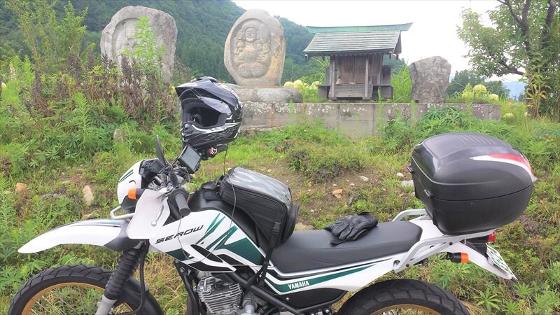 峠道で休憩している時に見つけた地蔵