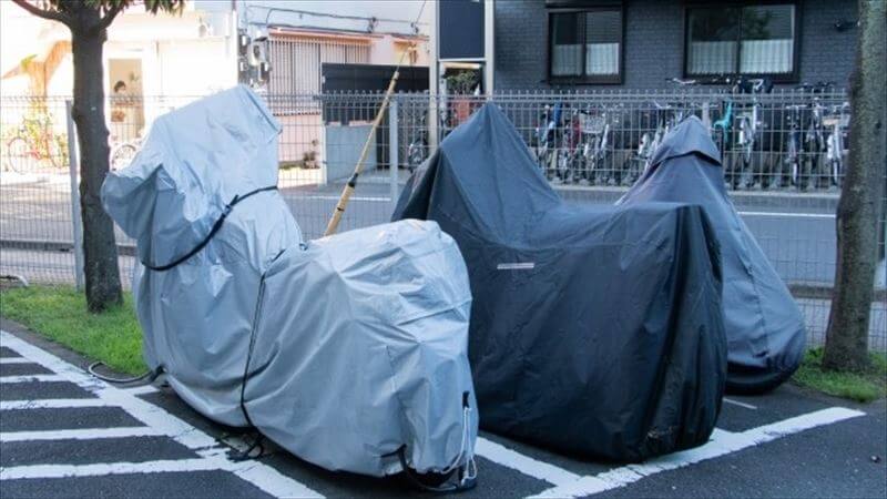 バイクカバーを掛ける