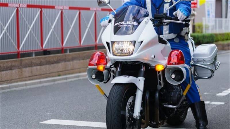 バイクに耳栓は違反では無いのか？