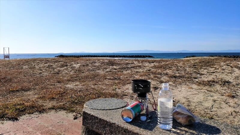 海岸沿いでバイクを止めた