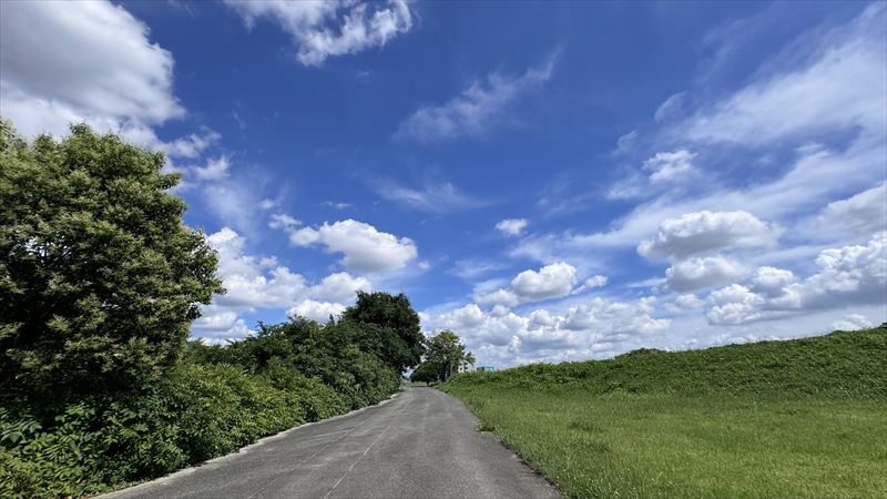 電線・看板・人や車の往来が全くない、見通しの良い道