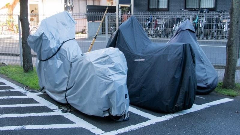 バイクカバーをヒモで固定