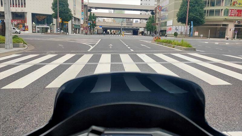 道路の中央よりを走る