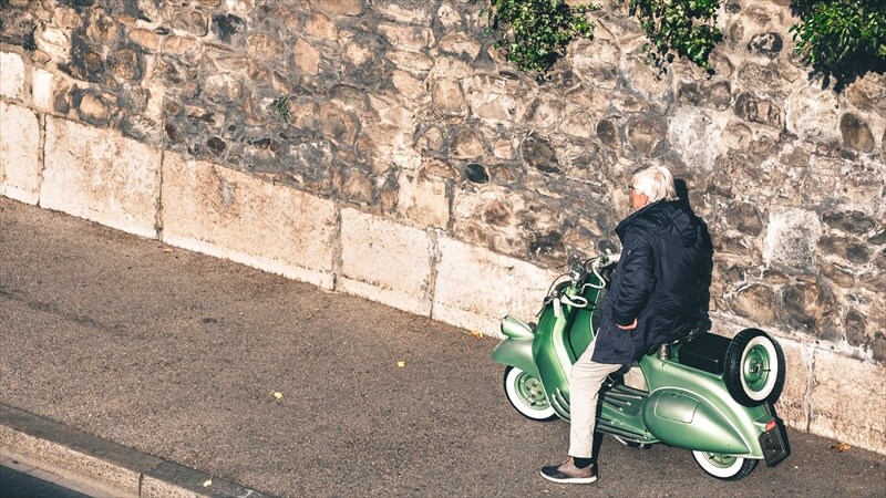 バイクに乗っている人