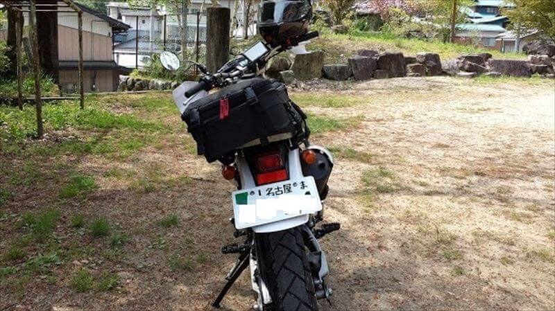 バイクのナンバープレートは、無防備