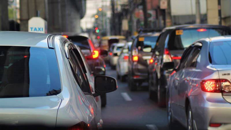 渋滞をすり抜けられる