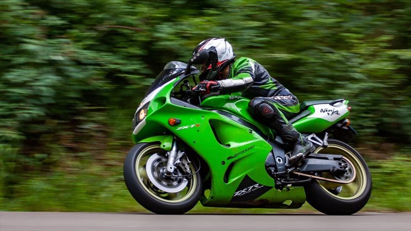 後から早いバイクが来たら