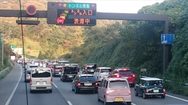 渋滞でのバイクのすり抜け