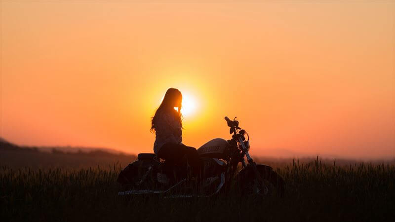 若い女性がバイクで年単位の一人旅