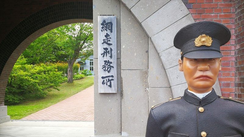 すり抜けでドアミラーに接触したのに、逃げたら捕まるのか？