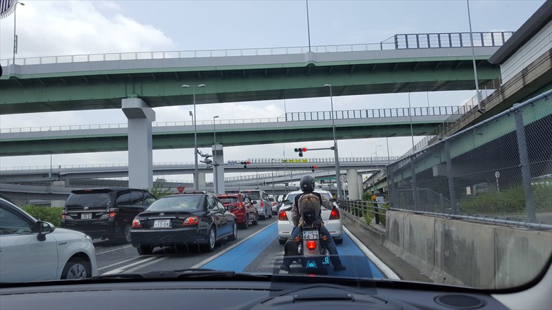 渋滞中に路肩が広がった