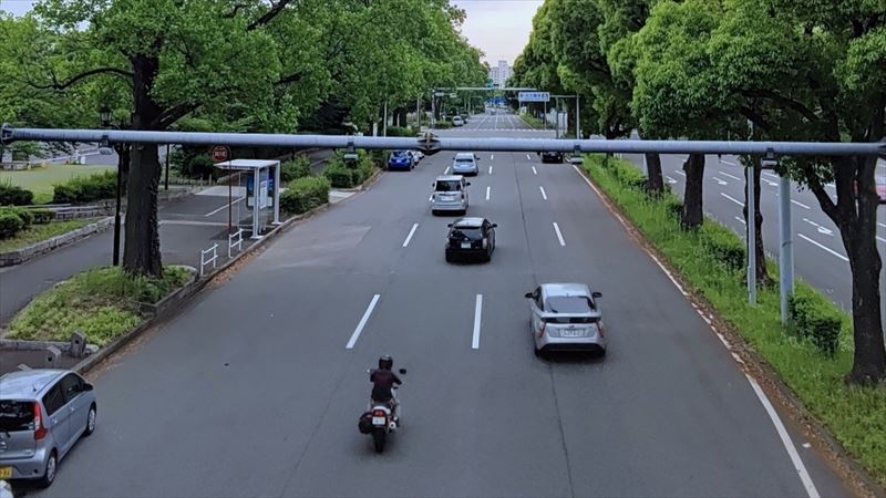 走ってる車の横をすり抜けるのは合法？