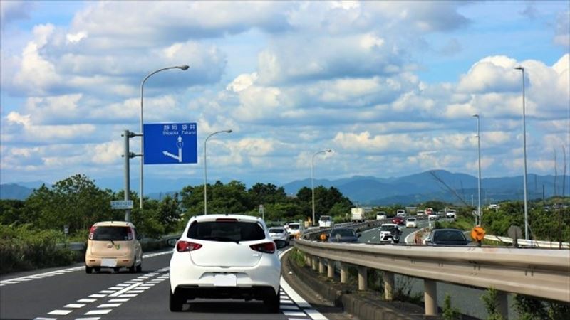 渋滞の列をジグザグにすり抜けるのは違法？