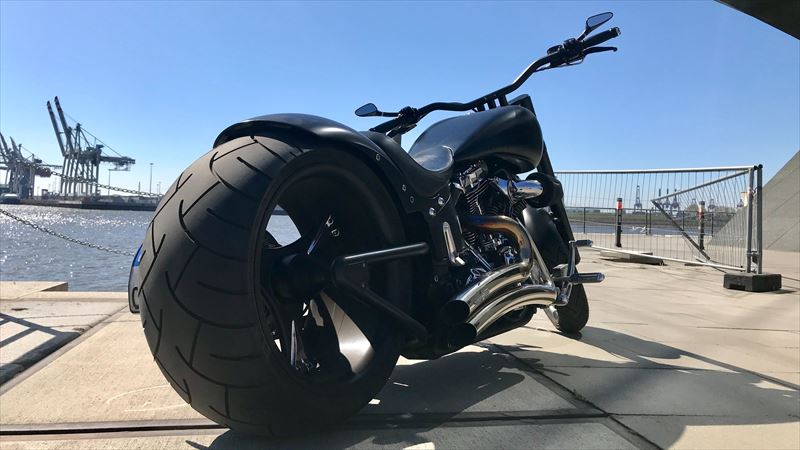 なぜ、バイク乗りは太いタイヤが好きなのか？　【メリット】