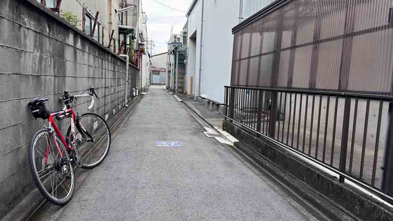 大型バイクが入れない小道に行く