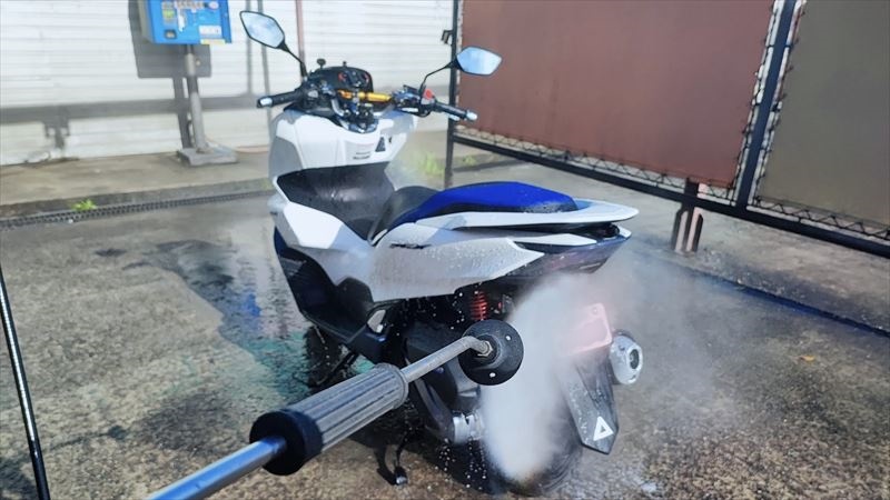 交換が終わったら、バイクの水拭き