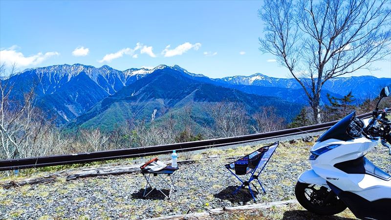 バイクキャンプにテーブル・イスがあれば、どこでも絶景カフェ