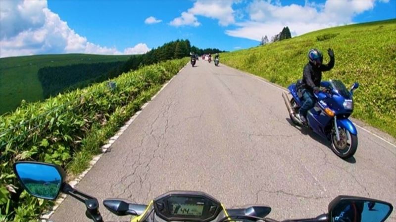 バイクはライダーが丸見えなので、ハンドサインがおすすめ