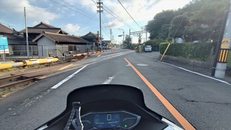 車線の真ん中を走り、抜けるかもという期待を抱かせない