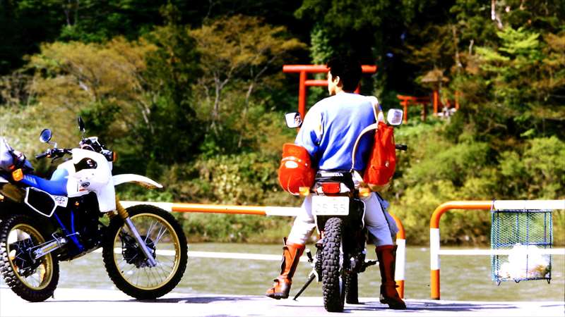 友人の結婚式へも、もちろんバイクで向かう