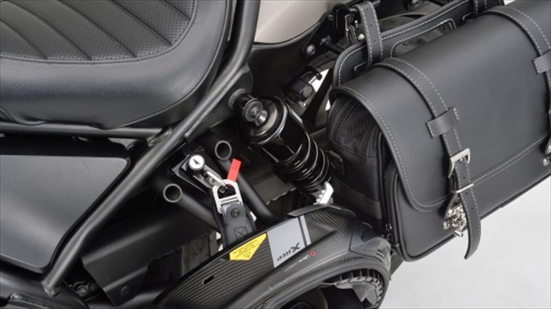 タンデムステップ付近取付タイプのヘルメットホルダー