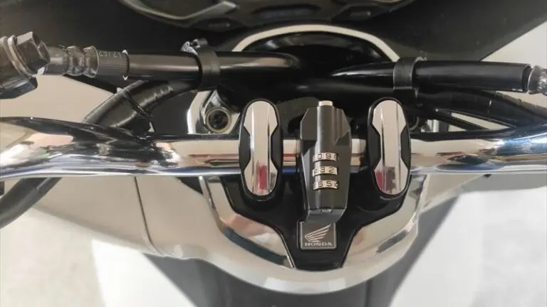 ハンドル取付タイプのヘルメットホルダー