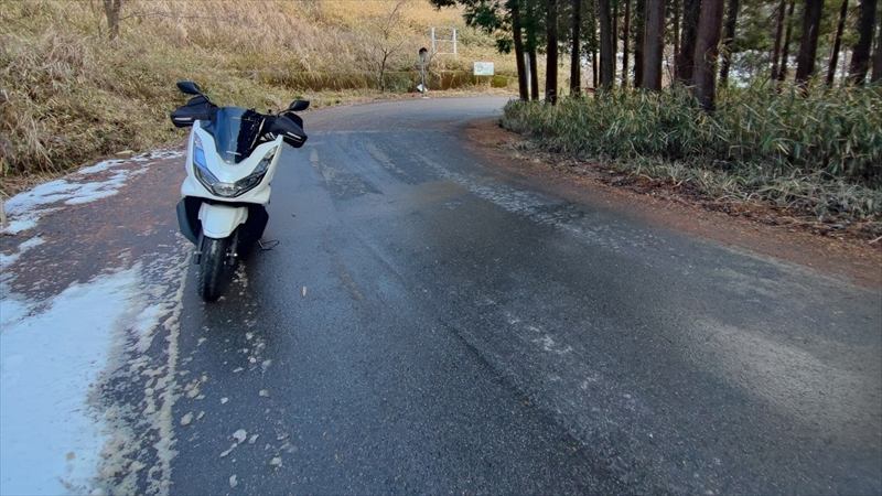 PCXのトラクションコントロールが役立つ場面【濡れた路面】