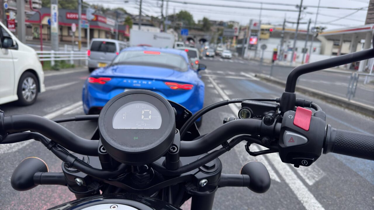 バイクがあおって来た