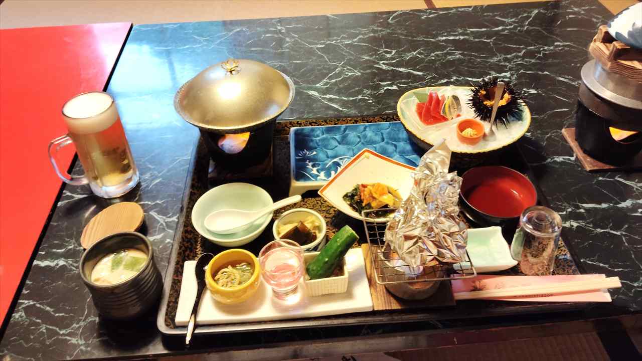 海沿いの町の山の宿