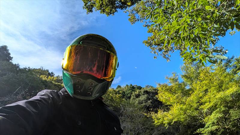 ミラーシールドがおすすめ！【昼間はガン見放題、夜も頑張れば見える】