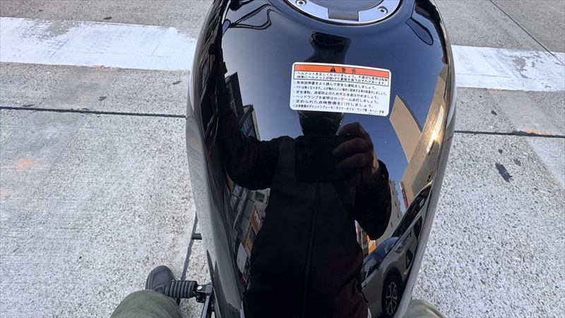 タンクの注意・警告シールを剥がしても違法ではない