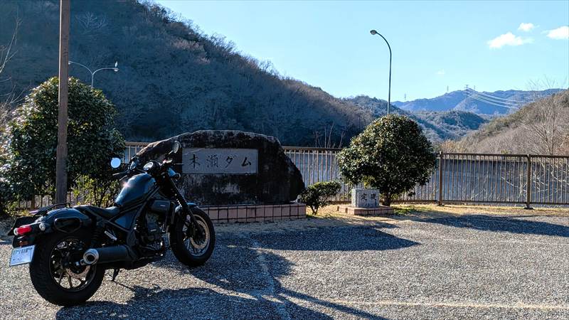 バイクとダムの写真は映える