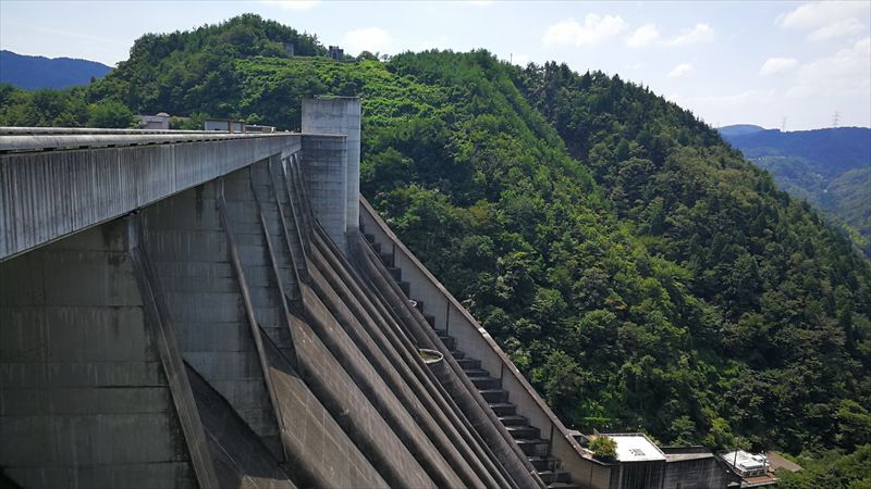 ダムの 自然と人工物の融合