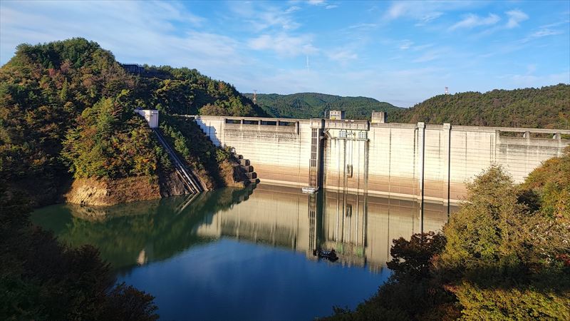 自然と人工物の融合美が バイクに通じる