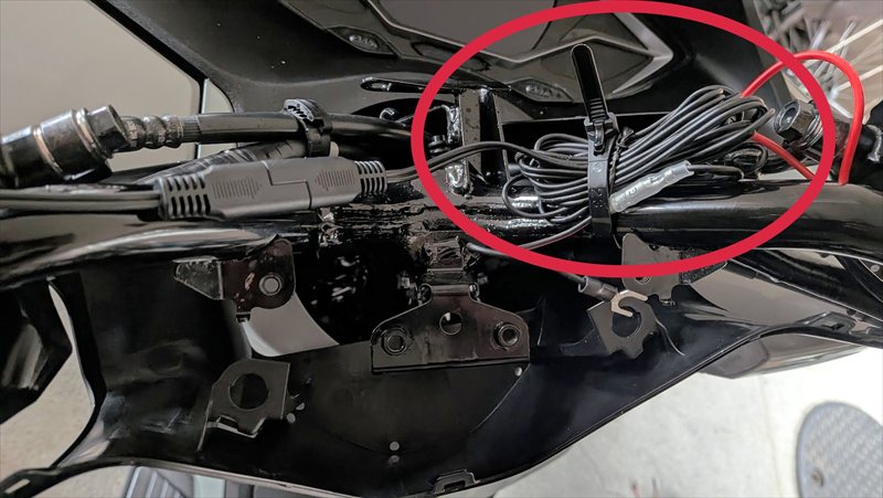 USB電源ハーネスをハンドルに固定