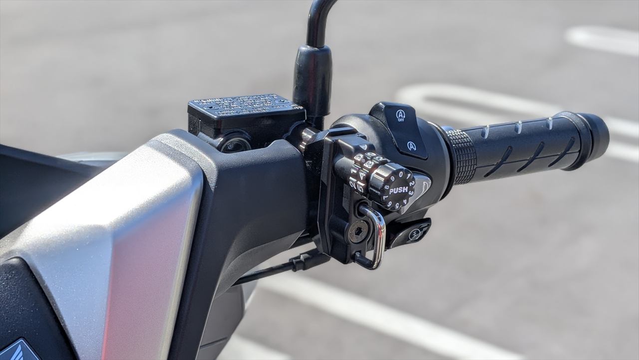 ハンドルカバー付きPCXにヘルメットロック・ホルダーを付けたい！