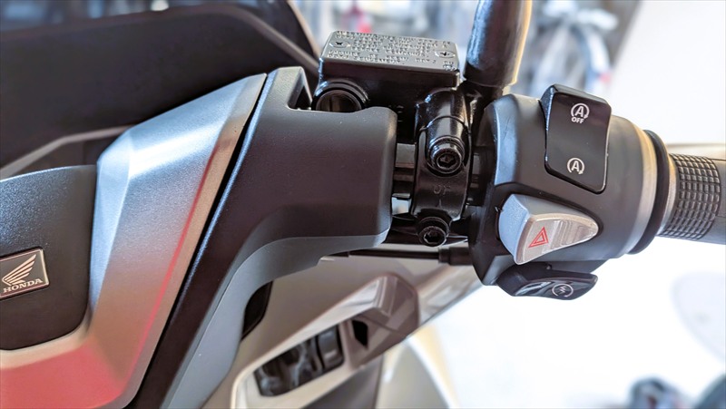 ハンドルカバー付きPCXにヘルメットロック・ホルダーを付けたい！