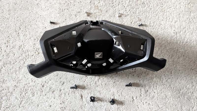 ②黒色カバーを剥がす２