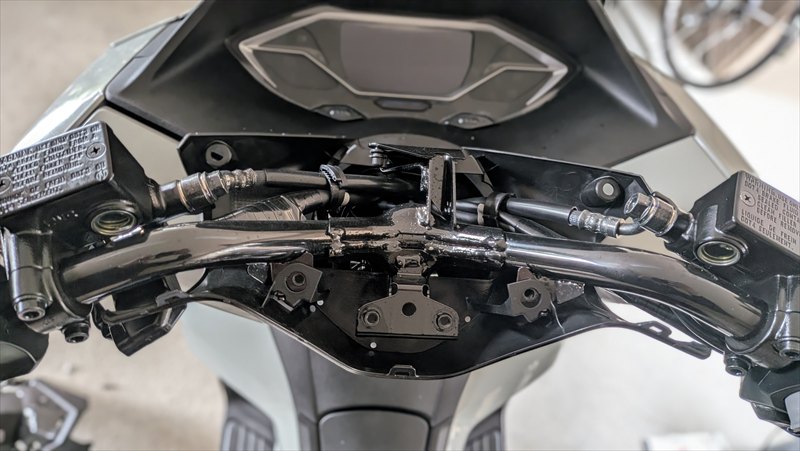 ②黒カウル部分を取り去る