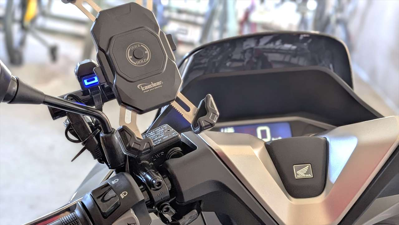 ハンドルカバー付きPCXにUSB電源・スマホホルダを付ける３つの方法！