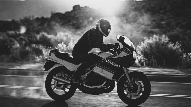 バイクは股で曲がるんだよ