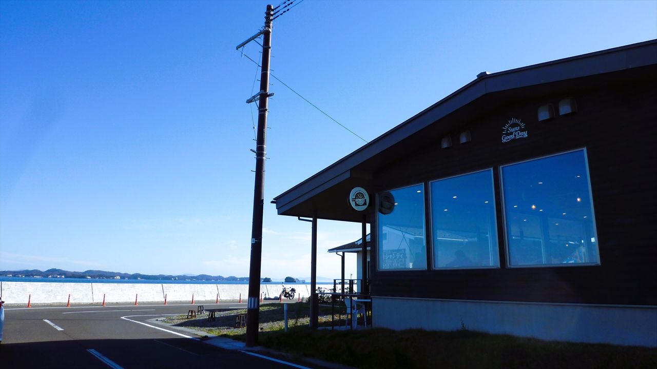 七の付く海辺のカフェで出会った銀色のオートバイ