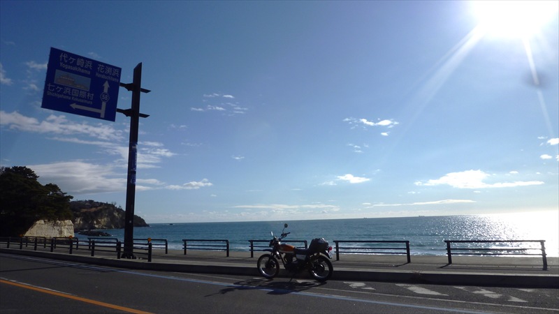 七の付く海辺のカフェで出会った銀色のオートバイ