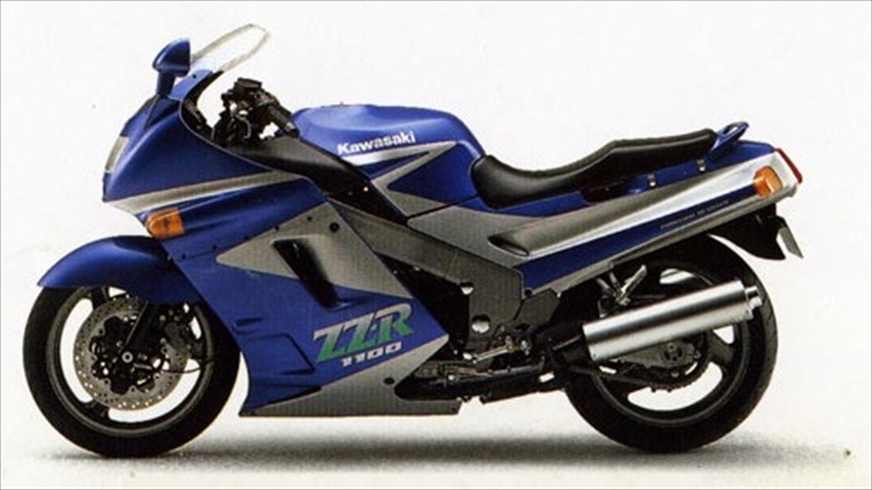 大型トラックとカワサキ ZZR1100(ニンジャZX-11)